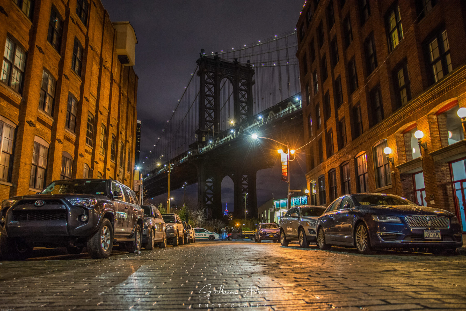 Rue New-Yorkaise avec vue sur Manhattan Bridge