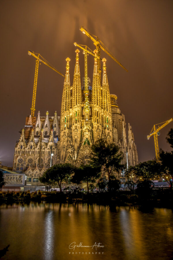 La Sagrada Familia de nuit