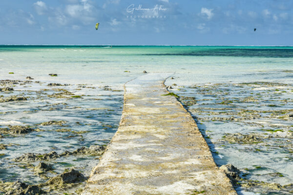 Chemin vers l’océan Indien à Zanzibar