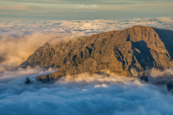 Le grand Bénare sur une mer de nuages