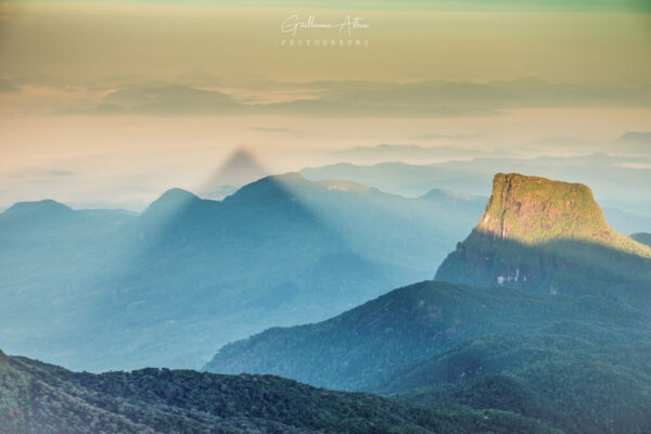 L’ombre d’Adam’s Peak au Sri Lanka