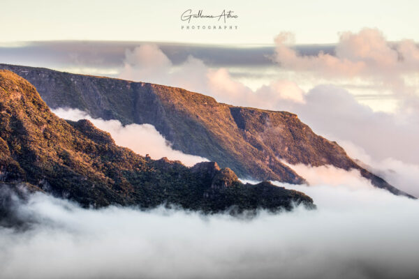 Montagnes de la Réunion enrobées de brume