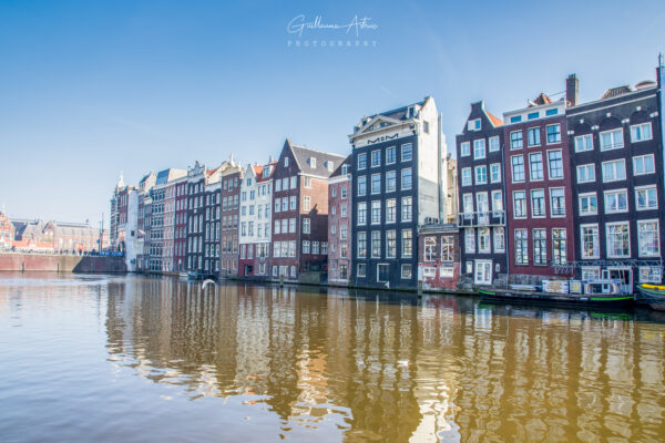 Reflets des maisons de Damrak à Amsterdam