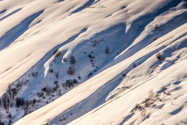 Sur les pentes enneigées des Alpes