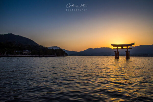 Le Tori flottant de Miyajima au soleil couchant