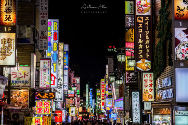 La folie de Shinjuku la nuit