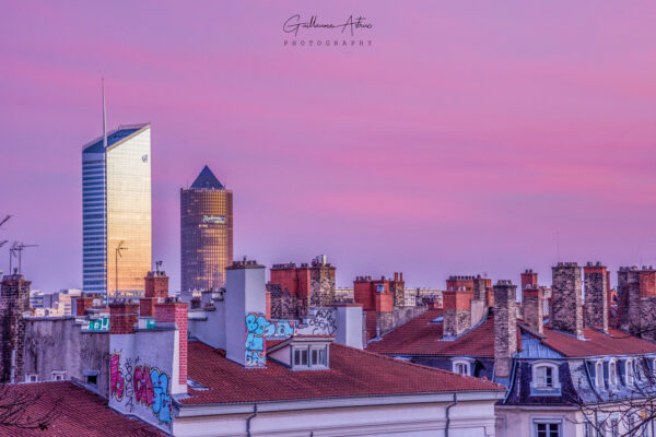 Les tours Lyonnaises sous un ciel violet