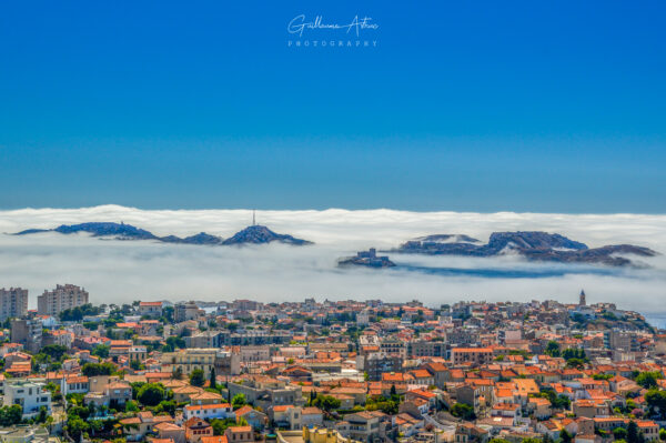 Les îles du Frioul dans la brume à Marseille