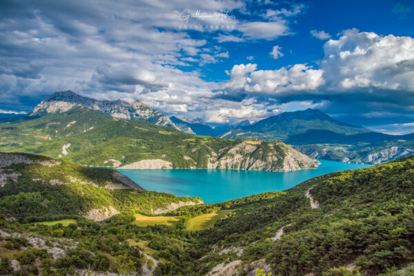 Le bleu étincelant du lac de Serre-Ponçon