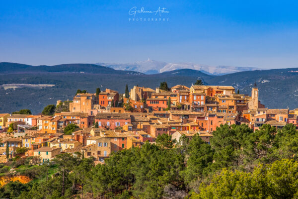 Le village de Roussillon dans le Lubéron