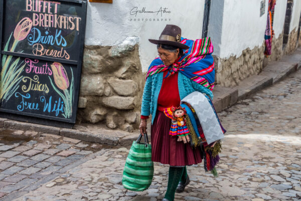 Une Cholita dans les rues de Cusco