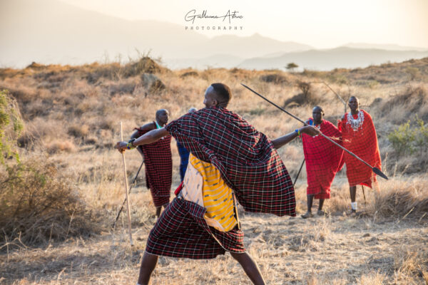 Un guerrier Maasai en pleine partie de chasse