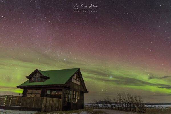 Une aurore boréale qui illumine le ciel Islandais