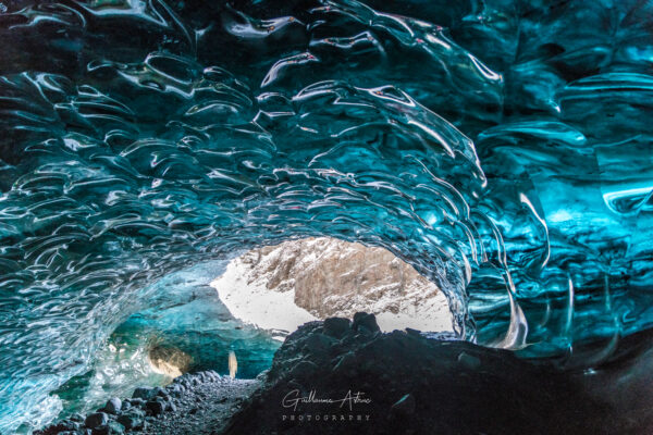 Le bleu profond d’une grotte de glace en Islande