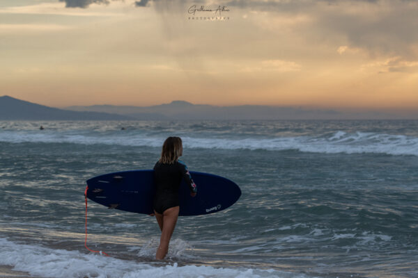 Une surfeuse prête à affronter les vagues du Pays Basque