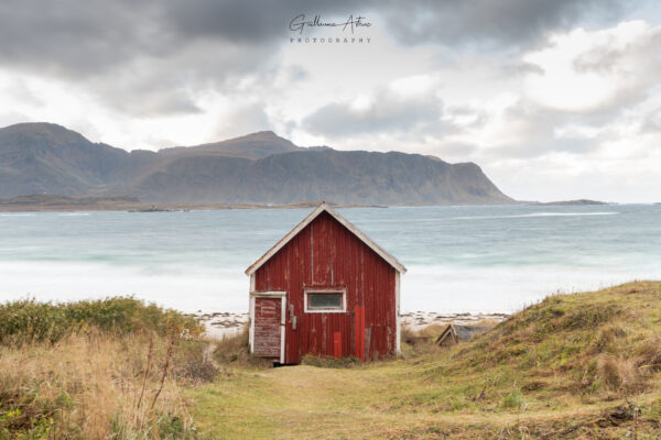 La plage de Ramberg et sa petite cabane rouge