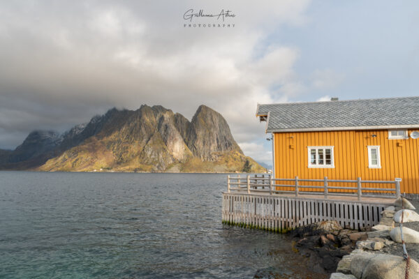 Un rorbu jaune à Sakrisøy