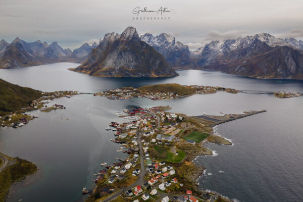 Le village de Reine depuis les airs