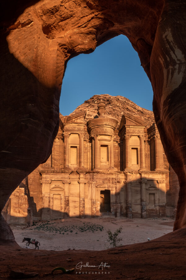 Fenêtre naturelle sur le monastère Al-Deir