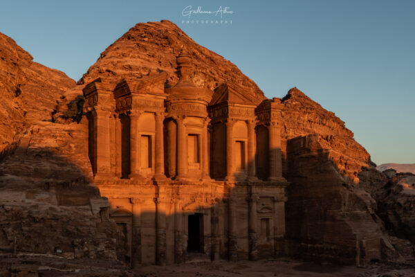 Lumière tombante sur le monastère Al-Deir de Petra