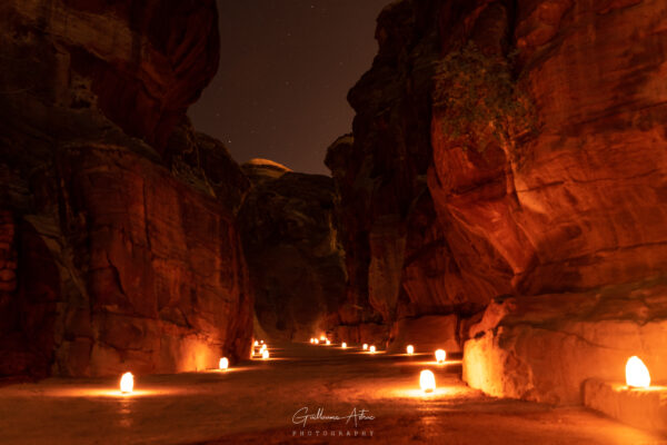Chemin illuminé dans le Siq de Petra