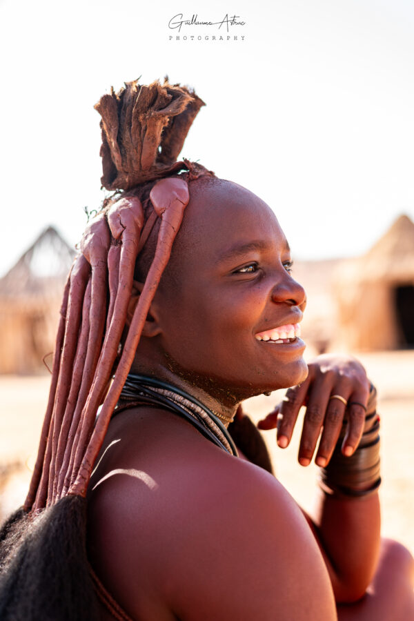 Portrait haut en couleurs d’une femme Himba