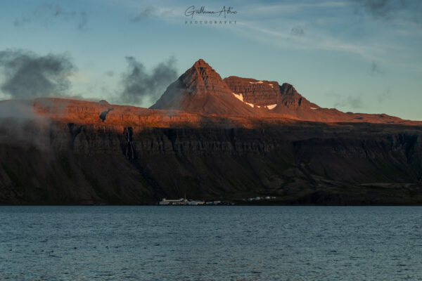 Le soleil se couche sur Djupavik